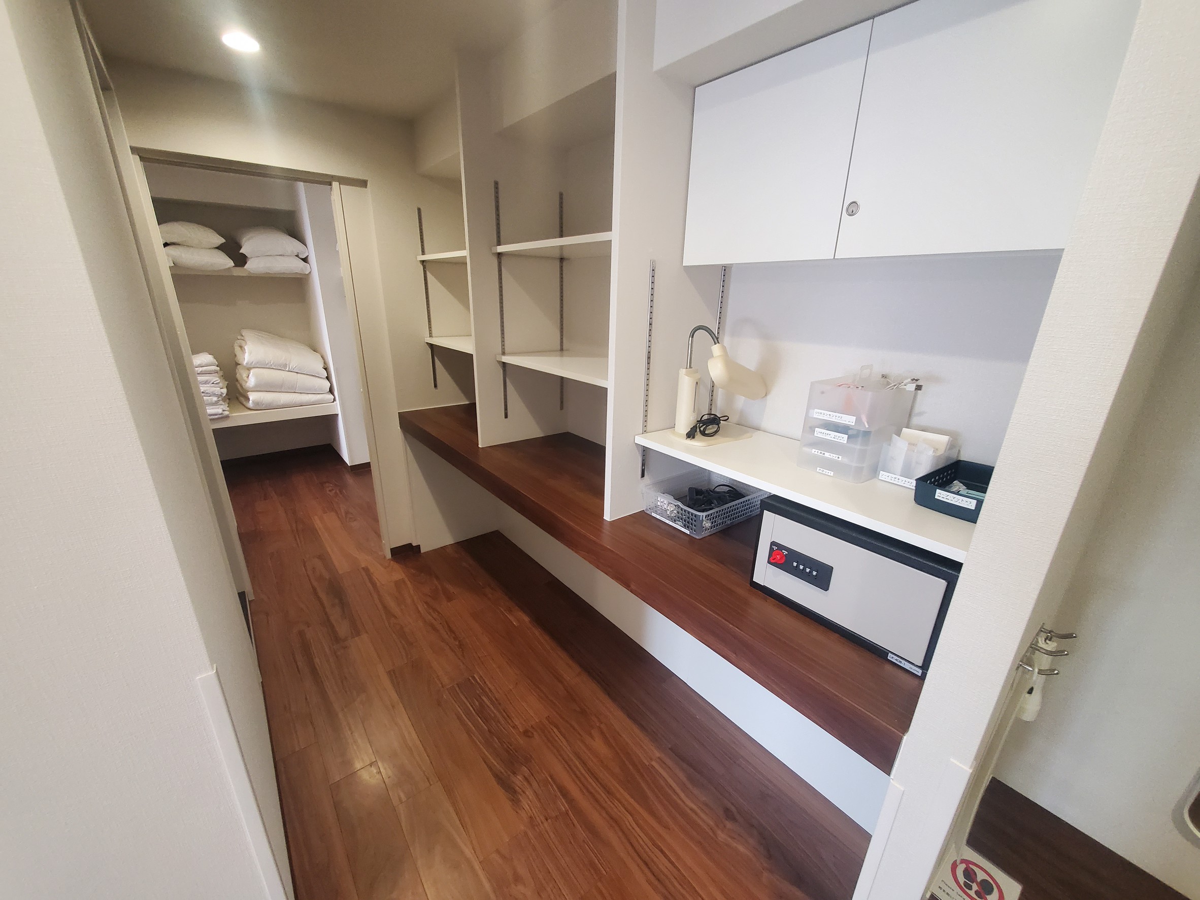 【客室備品】金庫・スタンドライト・アダプタ・USBコンセント・スケール