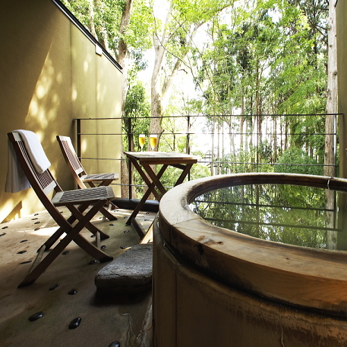 【本館：紅紫-koshi-】*2階10畳 木製露天風呂付オープンテラス。円型の檜風呂になります。