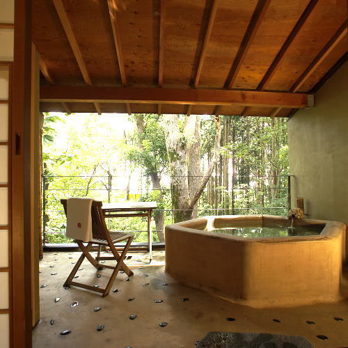 【本館：麹塵-kikujin-】*2階10畳 土製露天風呂付オープンテラス。赤いふすまをアクセントに