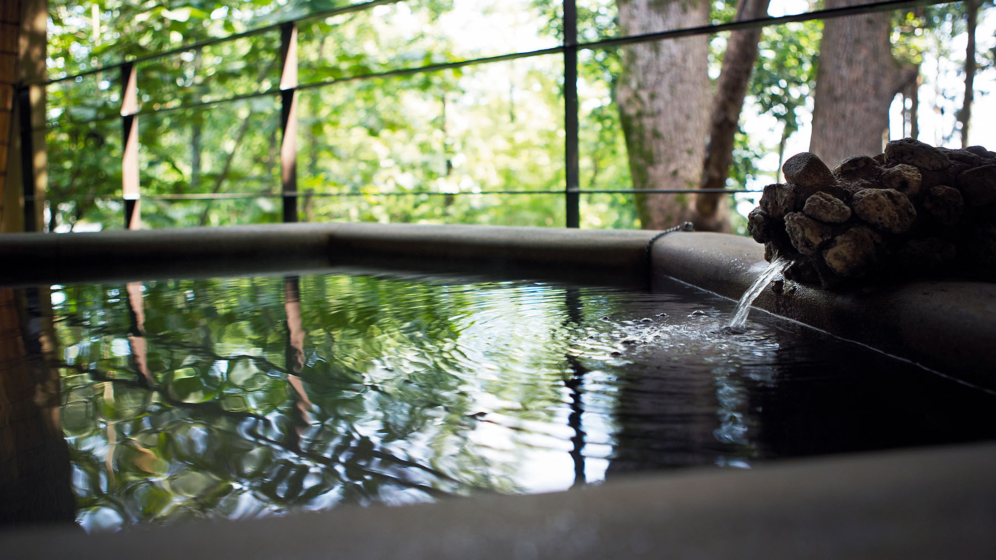 【本館／麹塵-kikujin-】緑を眺めながらの温泉は最高の癒しタイム