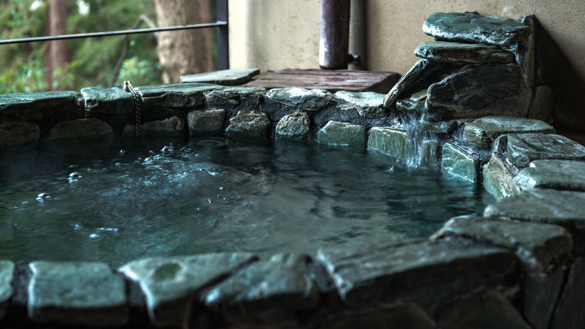 【本館／藍錆-aisabi-】伊豆石を組み合わせた露天風呂は円形の浴槽