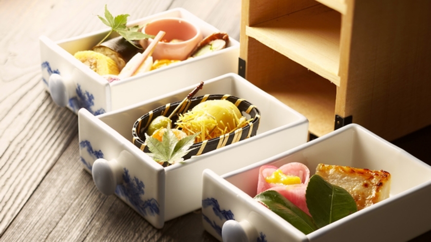 【夕食一例】季節毎に吟味し伊豆の食材が中心の『創作京懐石』です。京都料亭で修業した板長の代物。