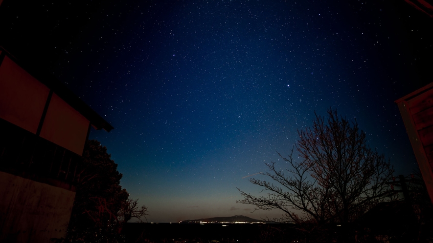 【別荘／星空】陽が落ちた後、ウッドデッキから上を見上げれば星降る夜を全身で体感