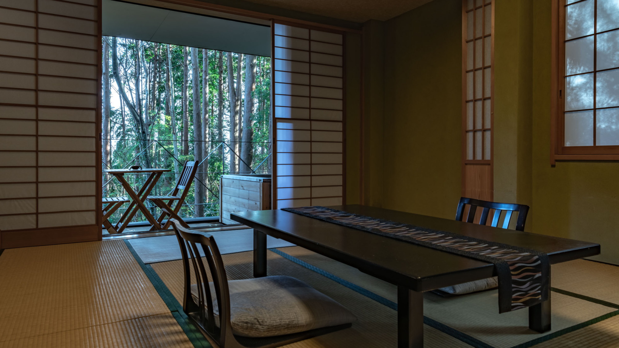 【本館／蘇芳-suou-】1階10畳 本館客室の中で唯一１階にあり、森が間近に感じられる客室