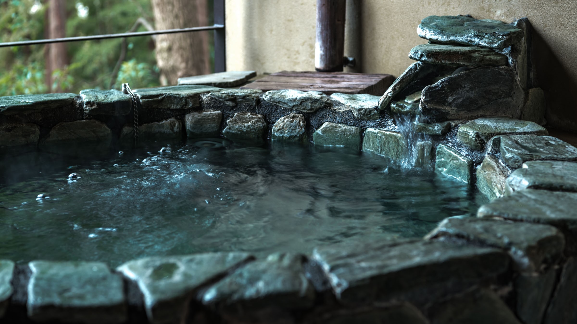 【本館 藍錆】森の中に佇む石造りの温泉露天風呂＆テラス