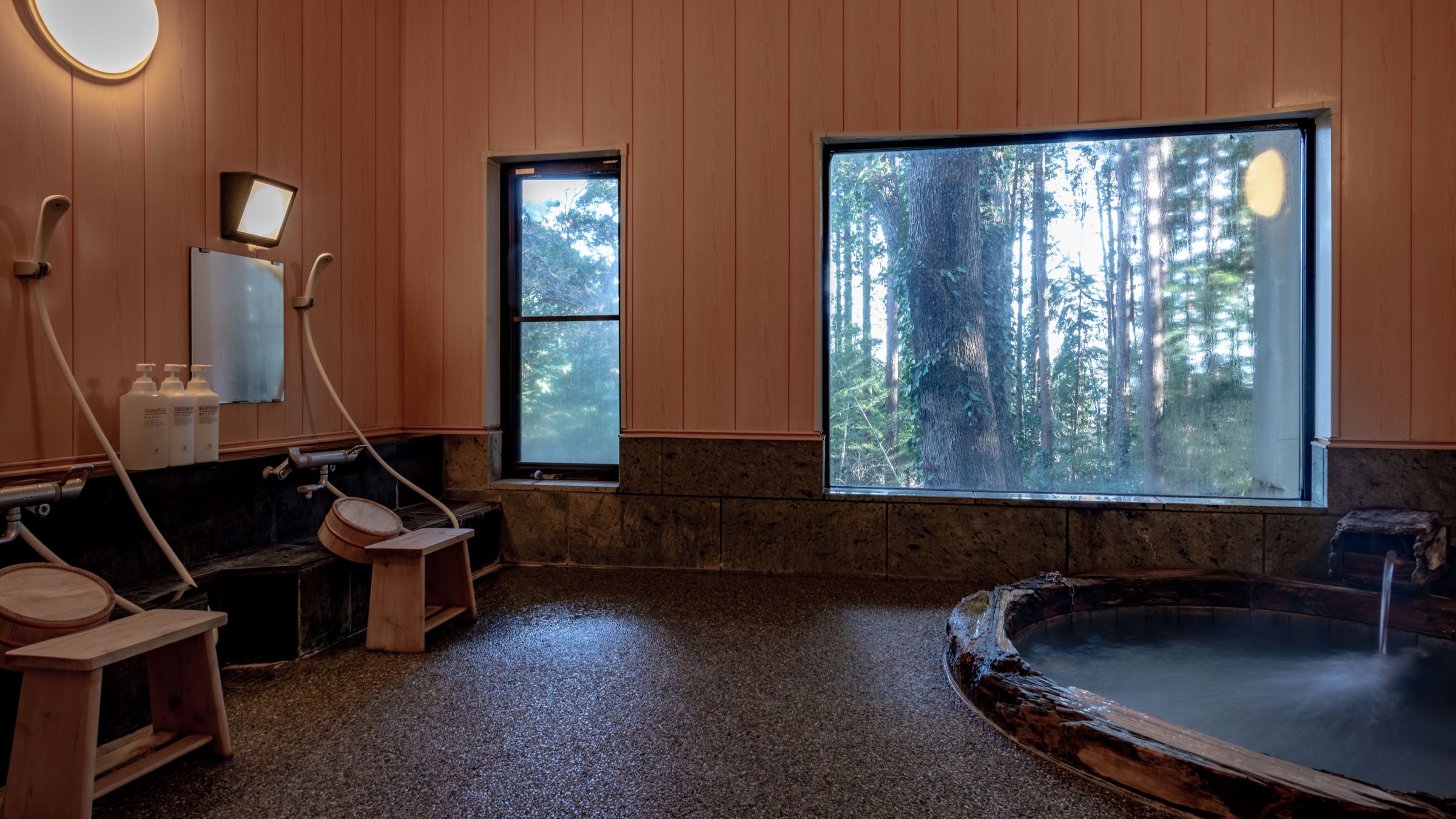 【本館】森の中に佇む石造りの温泉露天風呂＆テラス
