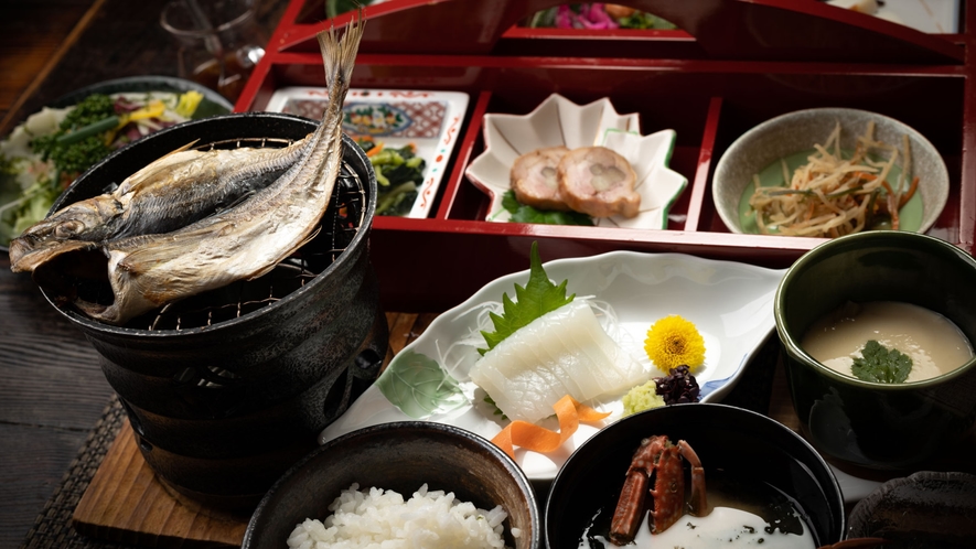 【朝食一例】炊きたてのご飯に、熱いお味噌汁。時期によって変わる季節のお料理をお出しいたします。