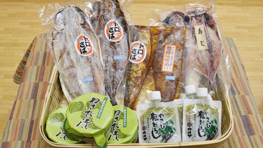 【売店】絶妙な塩加減で仕上げたアジなど、湯河原土産で人気の干物を販売中♪