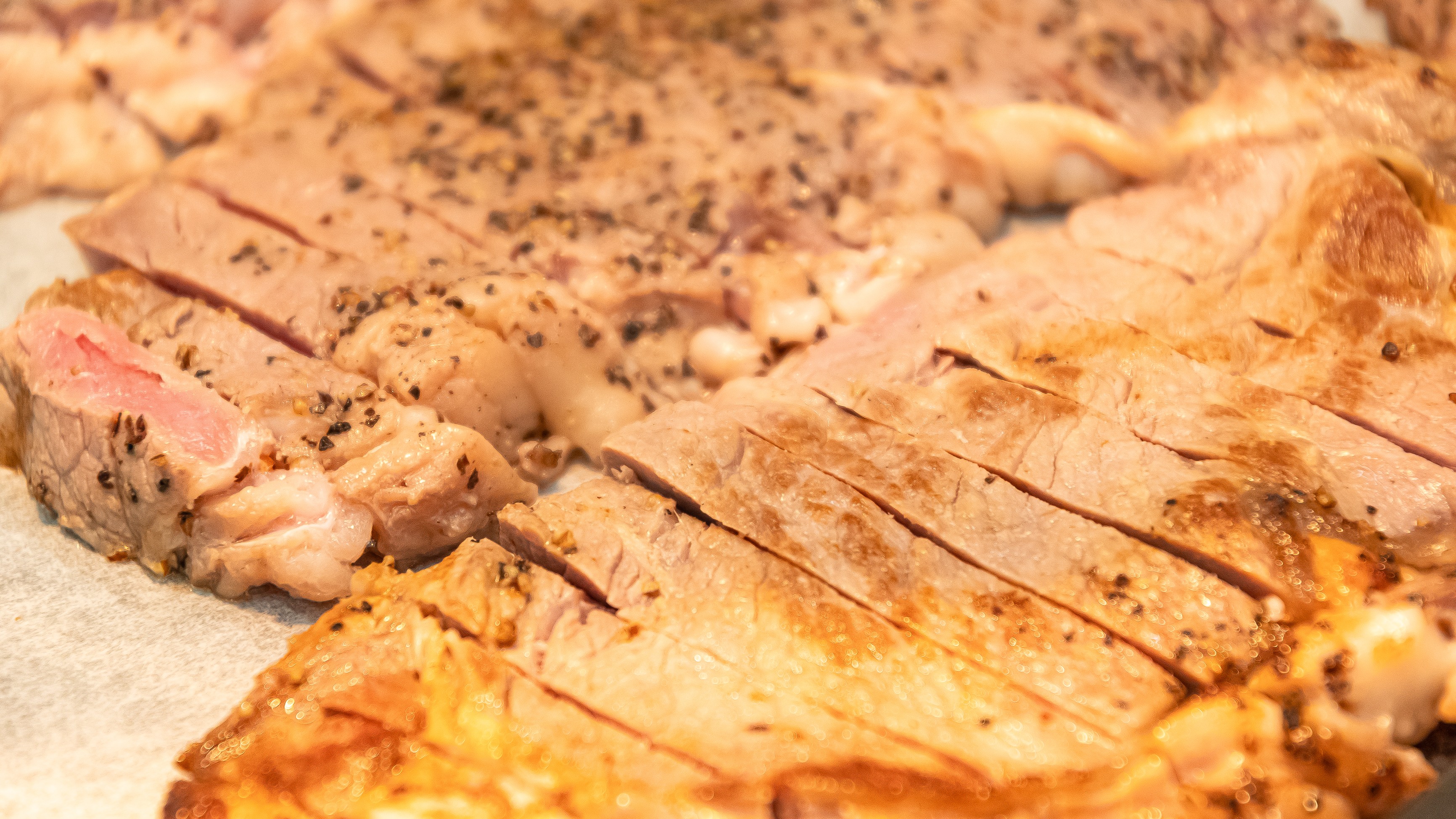 春のご夕食ビュッフェ一例：2種のソースで召し上がる牛ステーキ