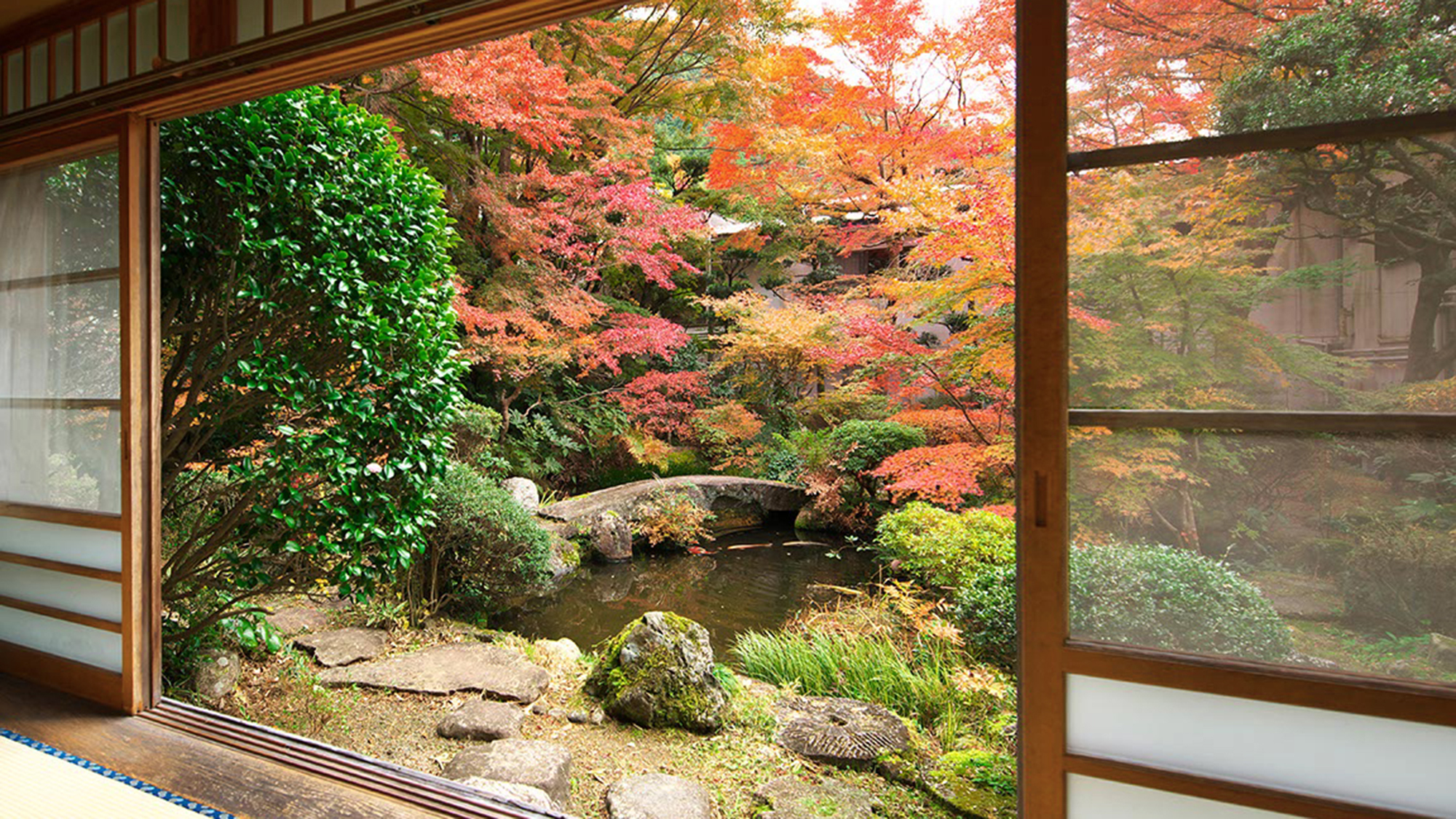 【客室イメージ】お部屋から、美しい紅葉が楽しめます。