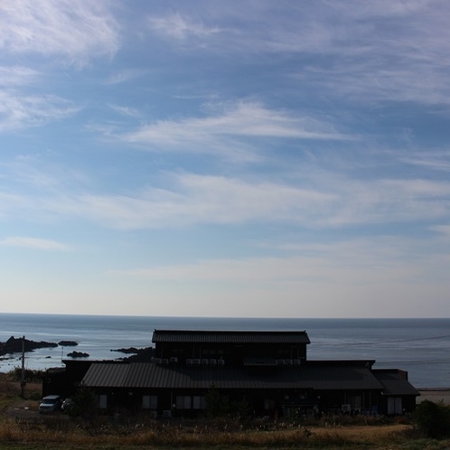 【裏庭から眺める道遊】雄大な日本海を一望できます。