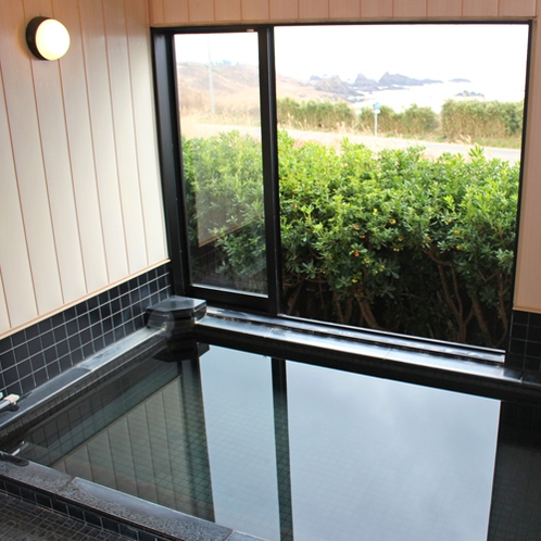 【大浴場】男女で各1つずつ。雄大な日本海を眺めながら、相川温泉でゆっくり疲れを癒してください