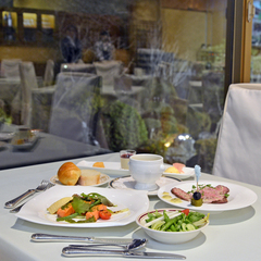 *レストラン“アゼリア”/大きな窓から望む日本庭園を眺めながらお食事をお愉しみ下さい。
