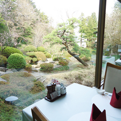 *【レストラン】窓から庭園を眺めながらお食事を楽しめます。
