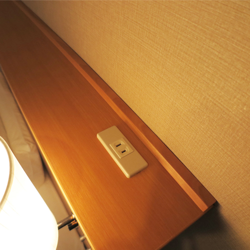 【客室一例】枕元コンセント。携帯の充電や目覚まし時計にも。ホテルスタッフの声を取り入れた客室です。