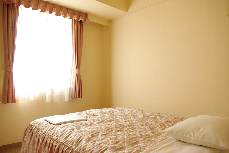 Kamar single tempat tidur luas lebar 120 cm