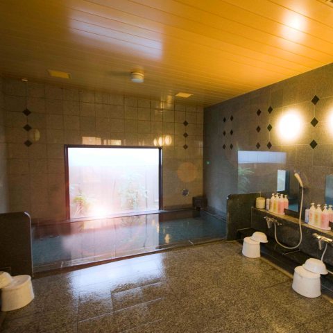 This is the large men's bath. There are six washing areas. Please relax and unwind until 2am.