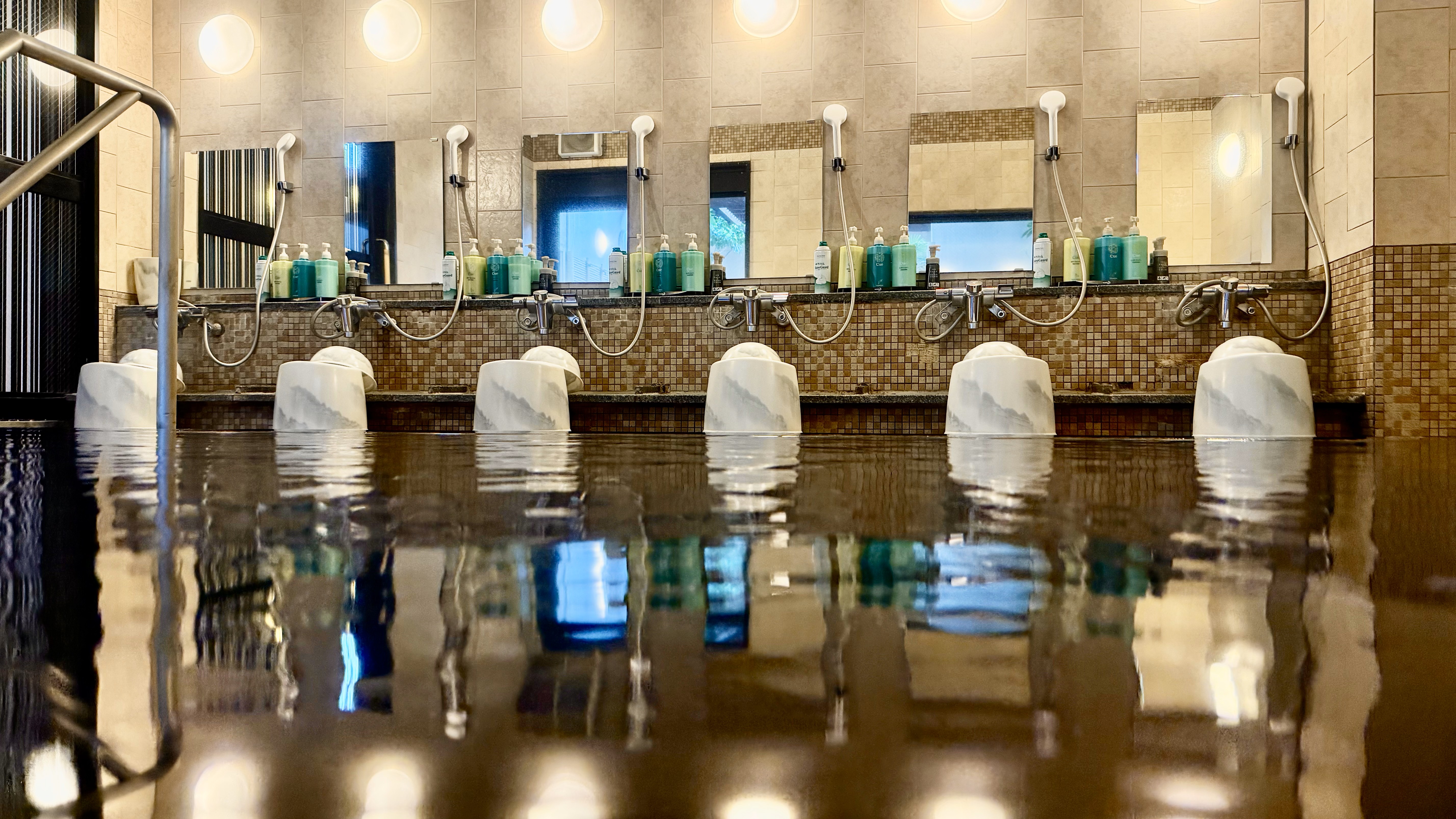 男性大浴場内湯（内湯）　営業時間15:00～2:00　5:00～10:00