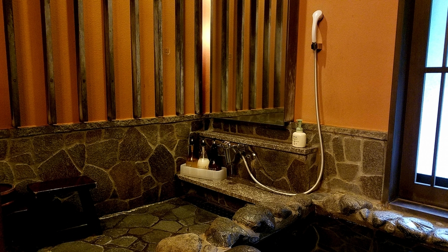 【貸切風呂～洗い場～】檜・岩のお風呂は同じ大きさです。どちらにも洗い場がついております。