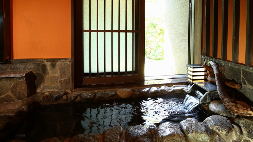 【貸切風呂～岩～】シックな雰囲気の岩風呂。窓を開けると半露天気分で楽しめます。