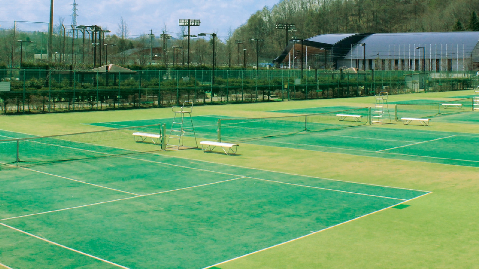 【風越公園テニスコート】国際大会にも利用されている14面の砂入り人工芝コート