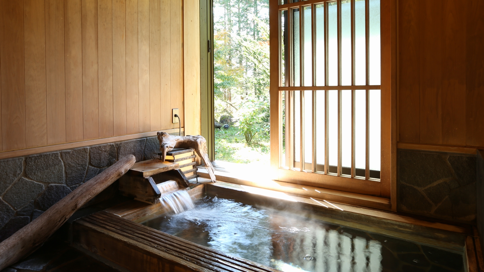 【貸切風呂～檜～】少し明るい雰囲気の檜風呂。檜の温もりに癒されるひと時…