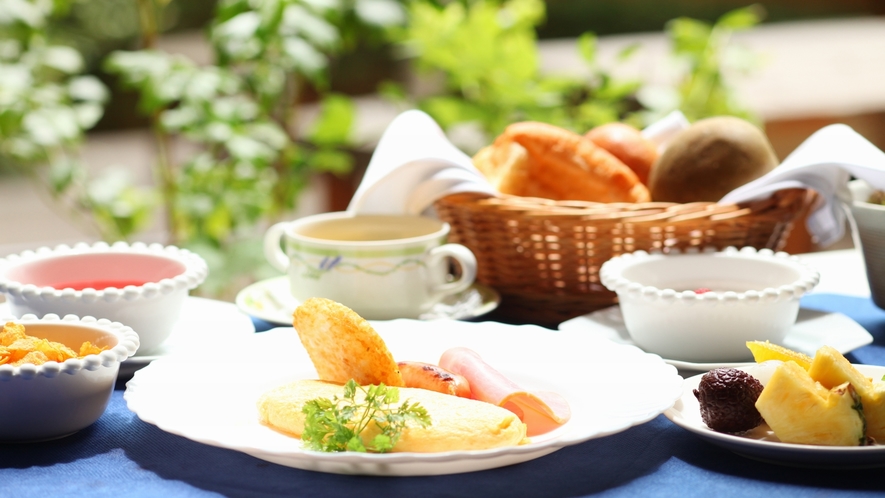 【朝食例】ふわっとろオムレツと熱々のパンが好評♪ハーフバイキングは各種ジュース、シリアル、フルーツ