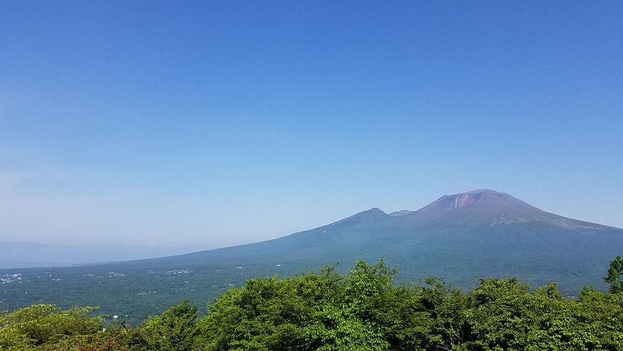 【離れ山】40分前後で頂上まで登れる小さなお山。浅間山や軽井沢が一望できます（駐車場まで車約10分）