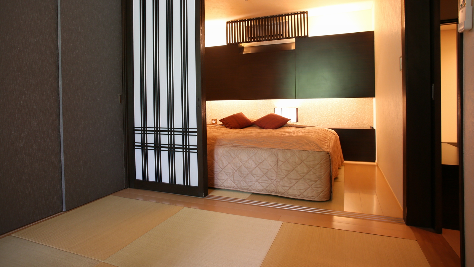 【新館和洋室例】 ツインタイプの場合、ベッドを2台つけて壁に寄せることもできます。