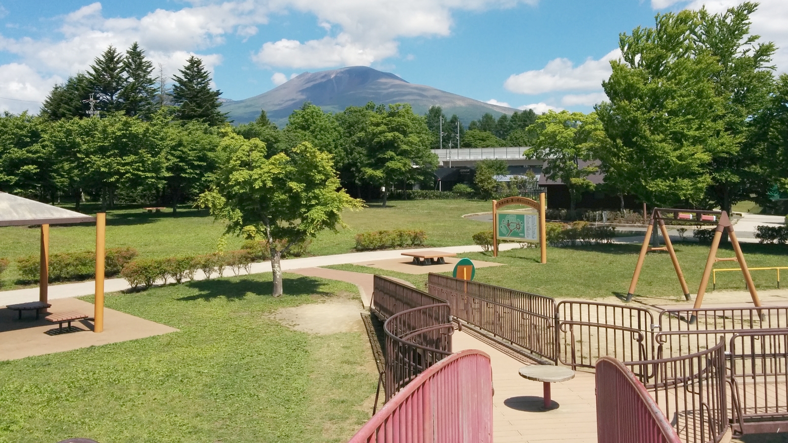 【湯川ふるさと公園】滑り台がいっぱいの公園