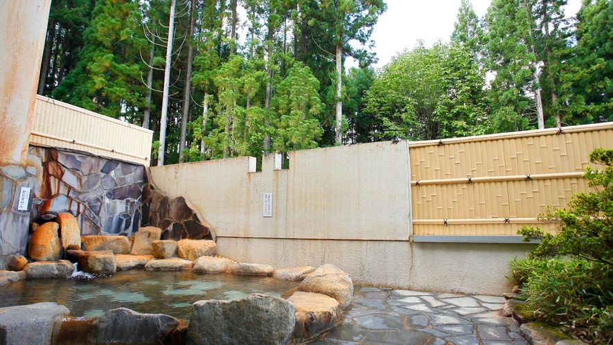 隣接温浴施設「すぱ～ふる」【露天風呂】森林浴も楽しめます。