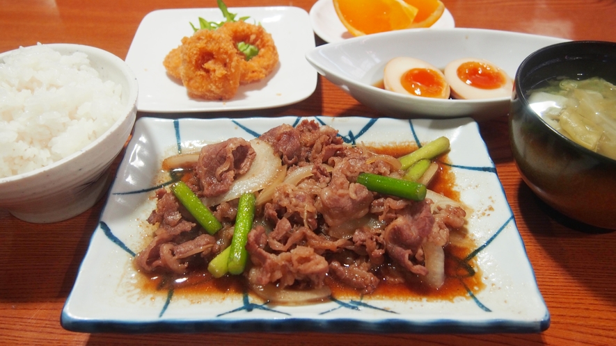 夕食（牛肉とニンニクの芽炒め）