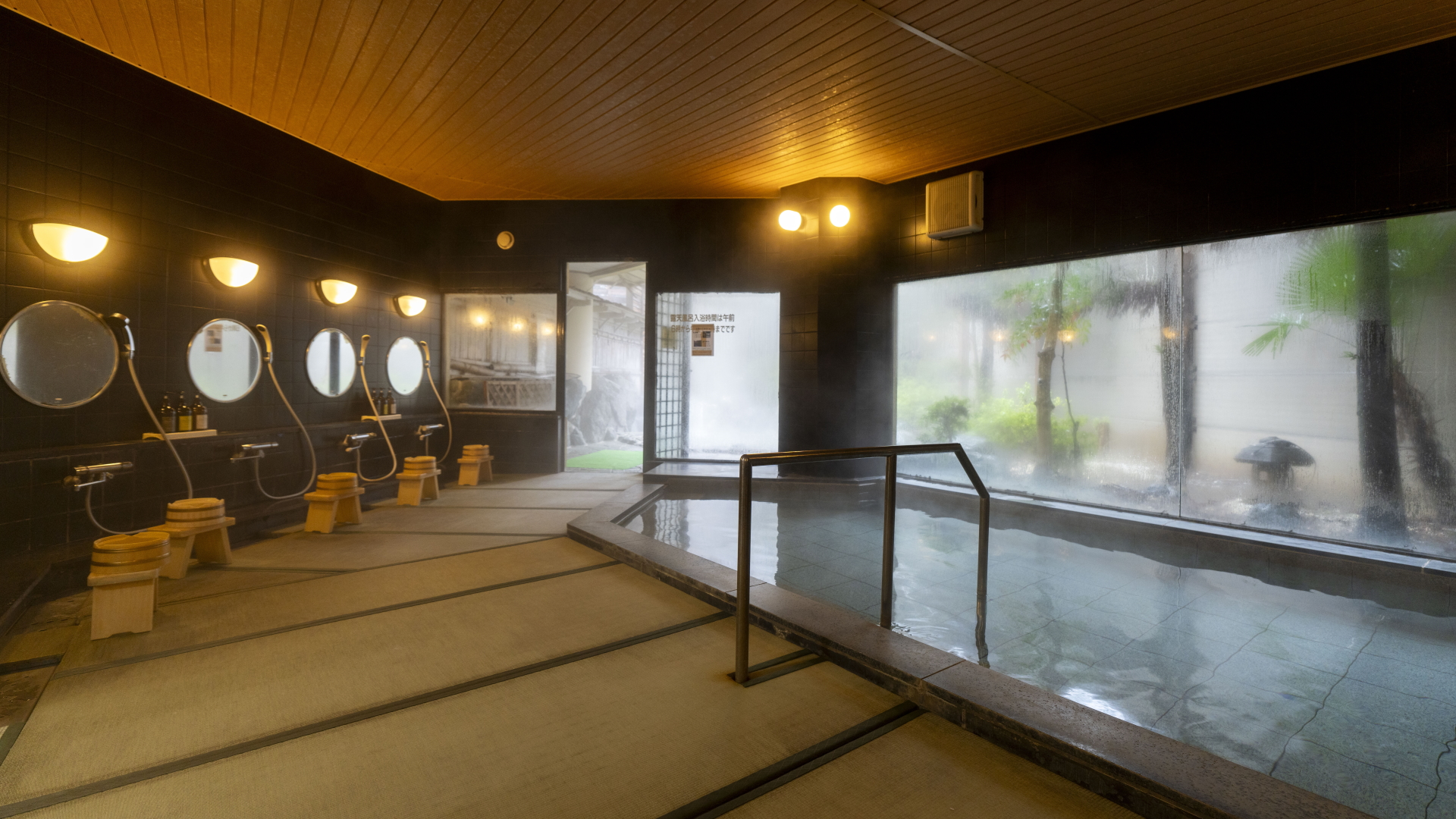  滑らないと好評♪室内大浴場