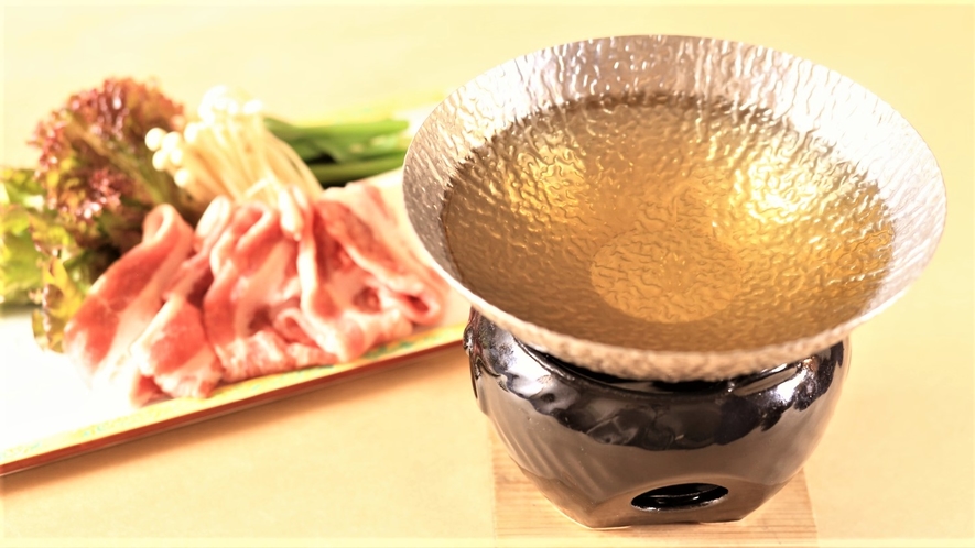 富士見屋自慢の『黄金出汁』で食べる八鹿豚の豚しゃぶ。豚の脂が溶け出した出汁は絶品です。