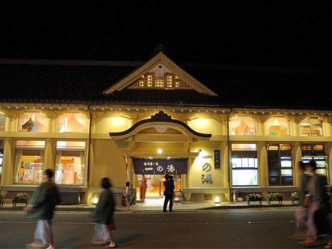 外湯のひとつ　一の湯。　歌舞伎座を思わせる建物で町の中央に位置し名実共に城崎温泉の象徴と言えます