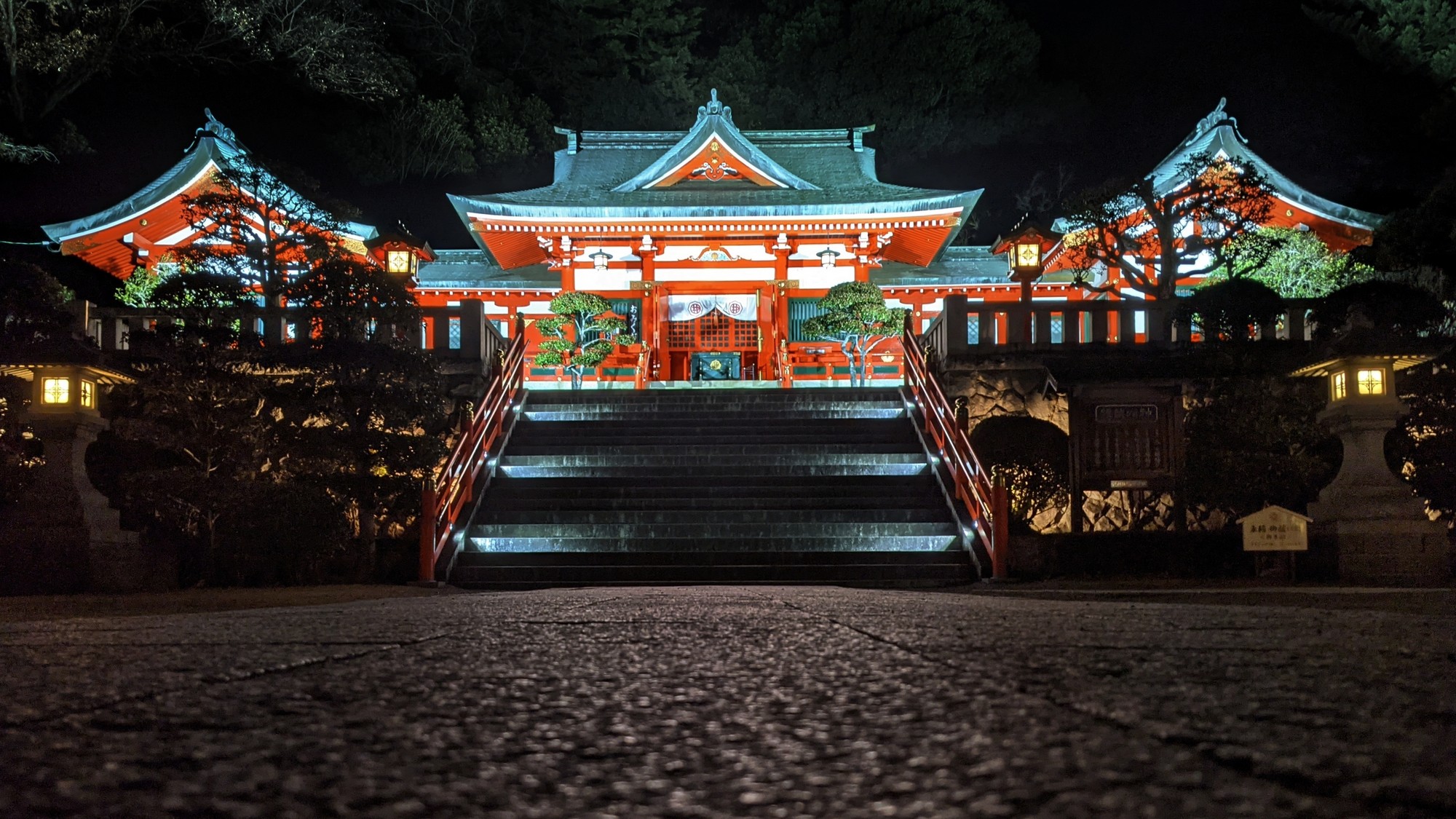 幻想的な輝き◆ライトアップされた織姫神社が、夜の足利に美しいシルエットを描きます。