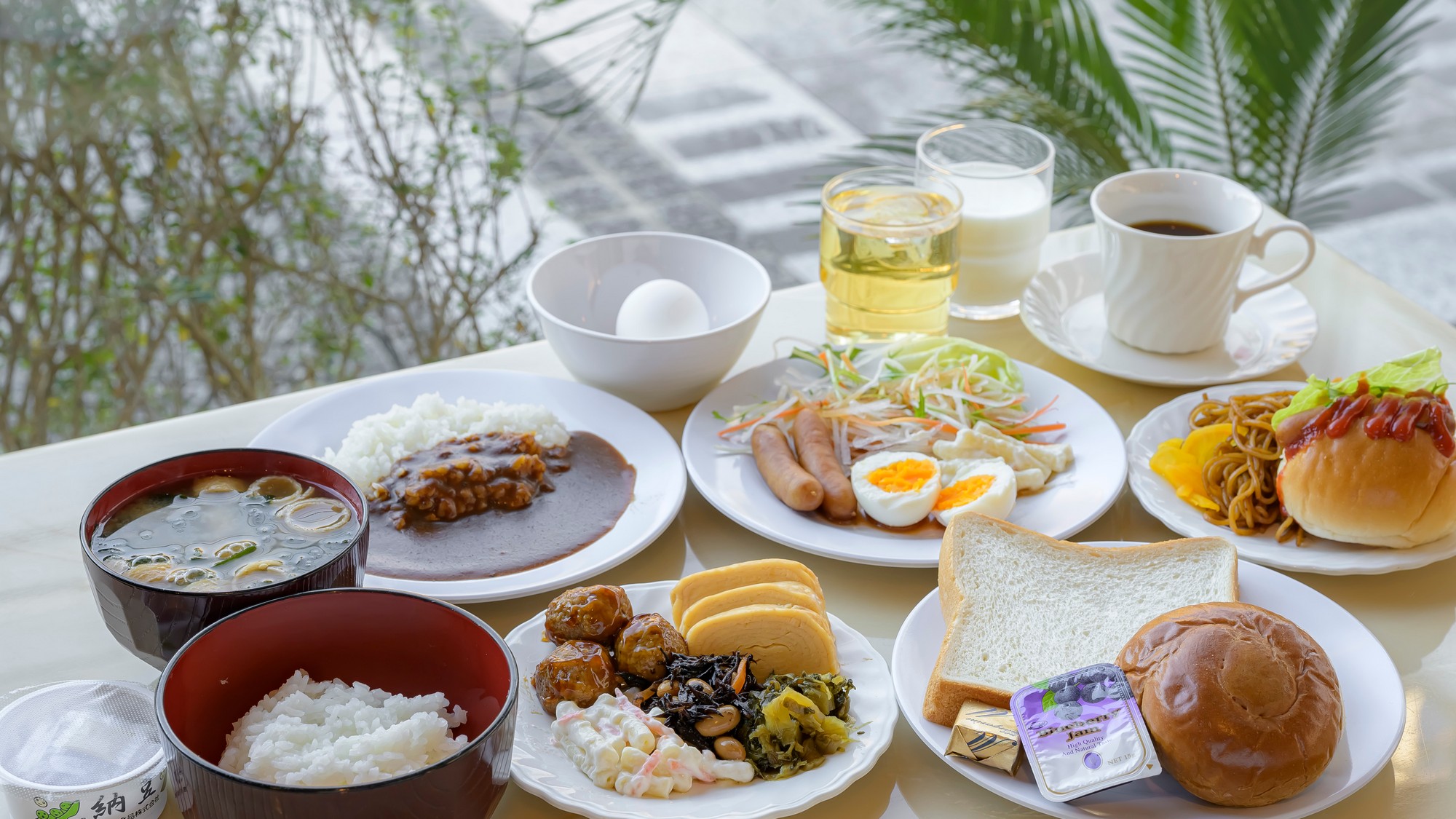 和洋軽食ビュッフェをご用意〇しっかりとお召し上がりいただき、お仕事・観光に行ってらっしゃいませ。