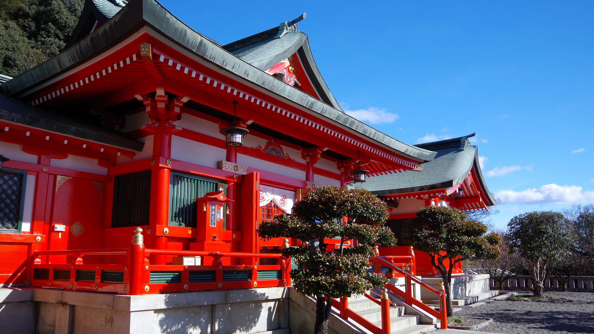 織姫神社◆朱塗りの鮮やかな社殿と絶景が魅力。縁結び・開運のご利益にあやかる旅を♪
