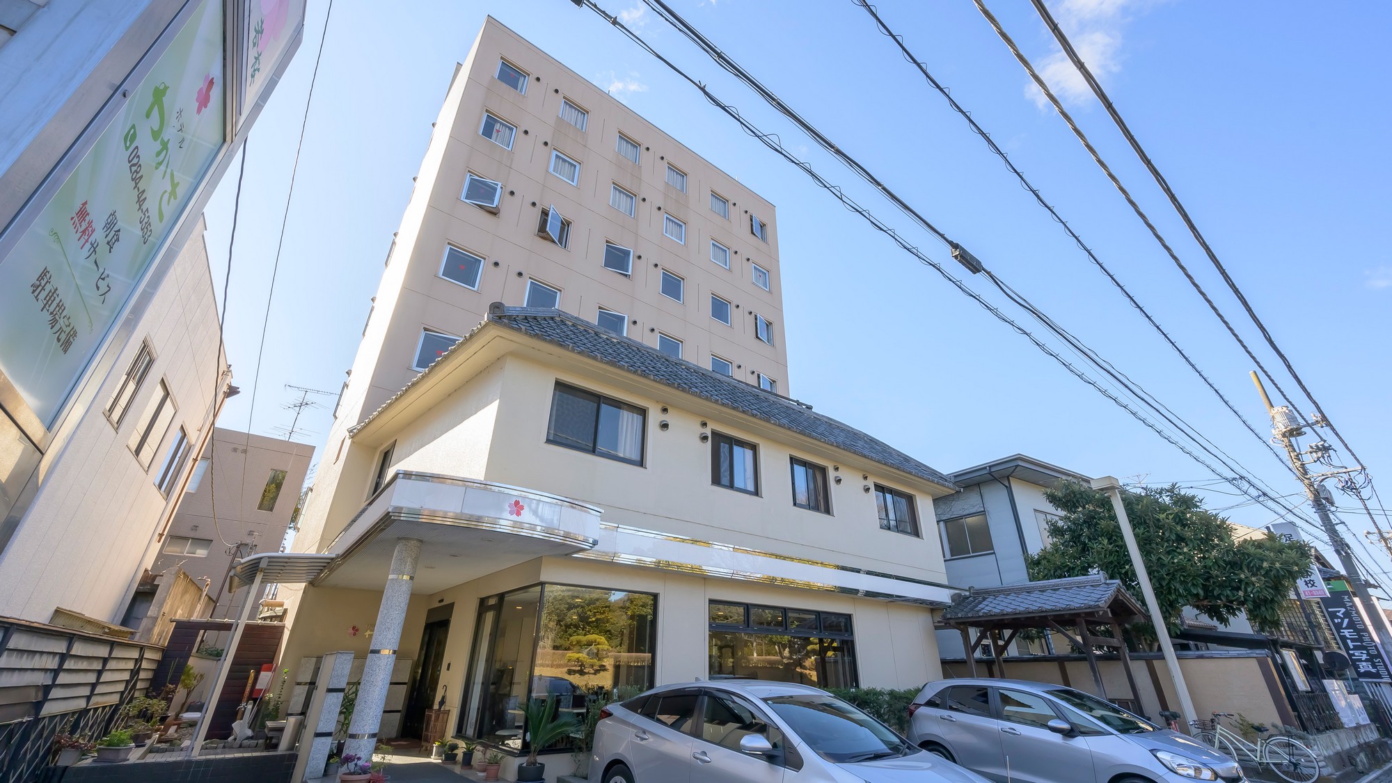 【ホテル外観】駐車場はホテル正面反対側にございます〇収容可能台数40台／料金無料／予約不要