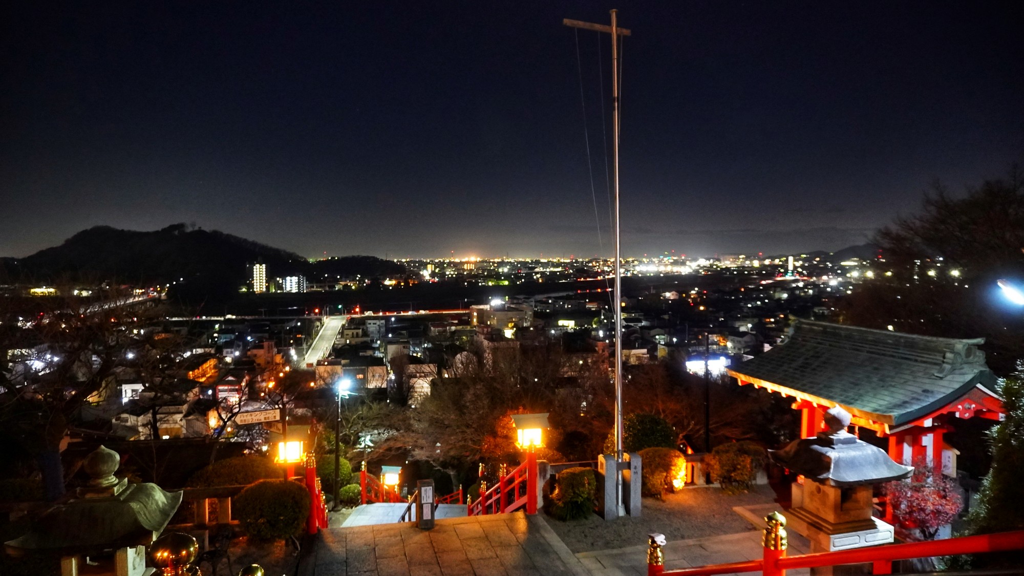 織姫神社の夜景★ライトアップで浮かび上がる朱塗りの社殿と、足利の夜景が織りなす絶景。
