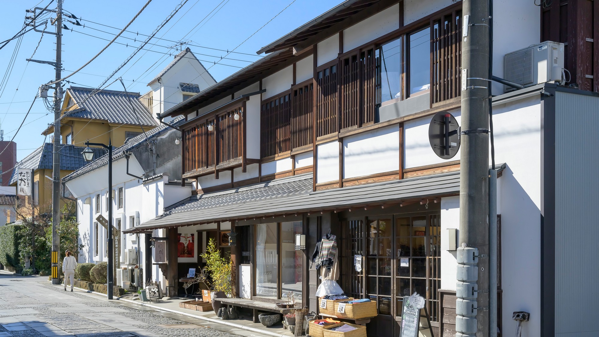 鑁阿寺へと続く大日大門通りの街並み。服屋に雑貨屋、お土産屋と喫茶や伝統のそば屋さんが建ち並んでいます