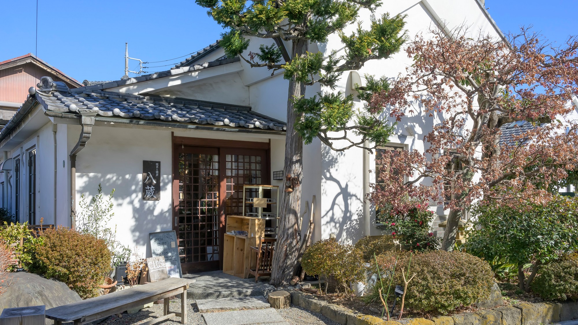 鑁阿寺へと続く大日大門通りの街並み。服屋に雑貨屋、お土産屋と喫茶や伝統のそば屋さんが建ち並んでいます
