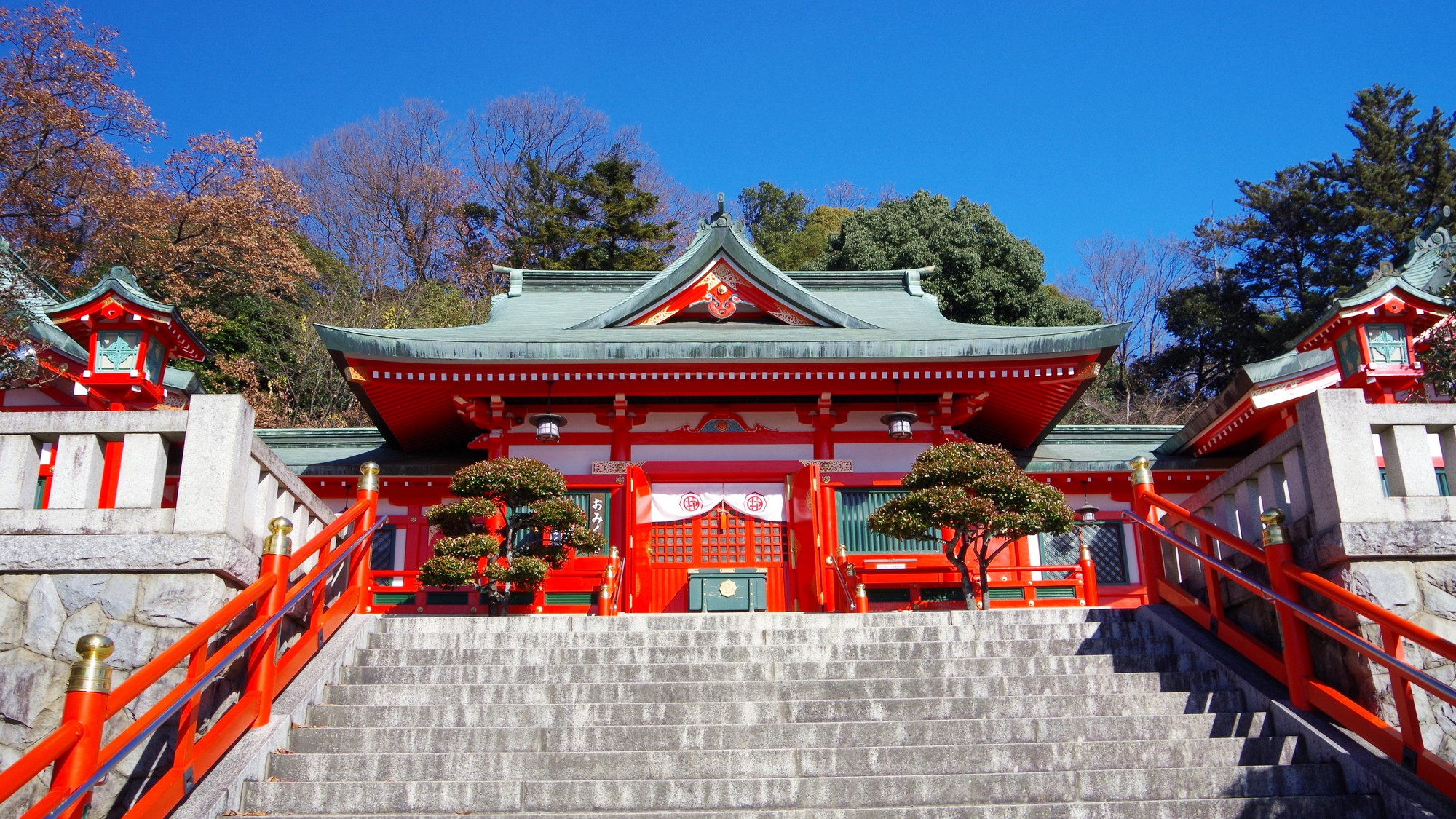 織姫神社◆朱塗りの鮮やかな社殿と絶景が魅力。縁結び・開運のご利益にあやかる旅を♪