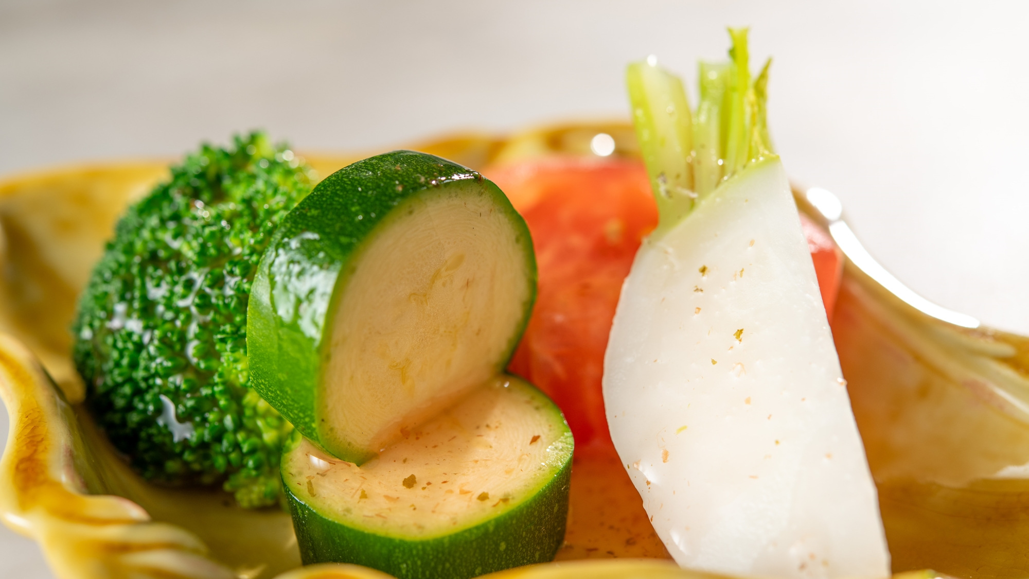 【極み/特別会席】春（2026年3月～5月）冷やし皿 東京野菜を使用した生野菜サラダ　梅ドレッシング