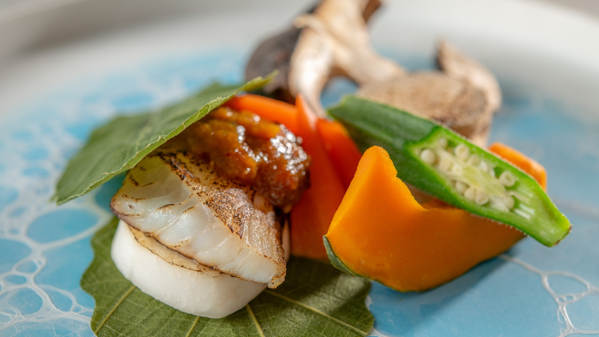 【土地の恵み会席】春（2026年3月～5月）焼物 メバル柏の葉焼き　季節の野菜