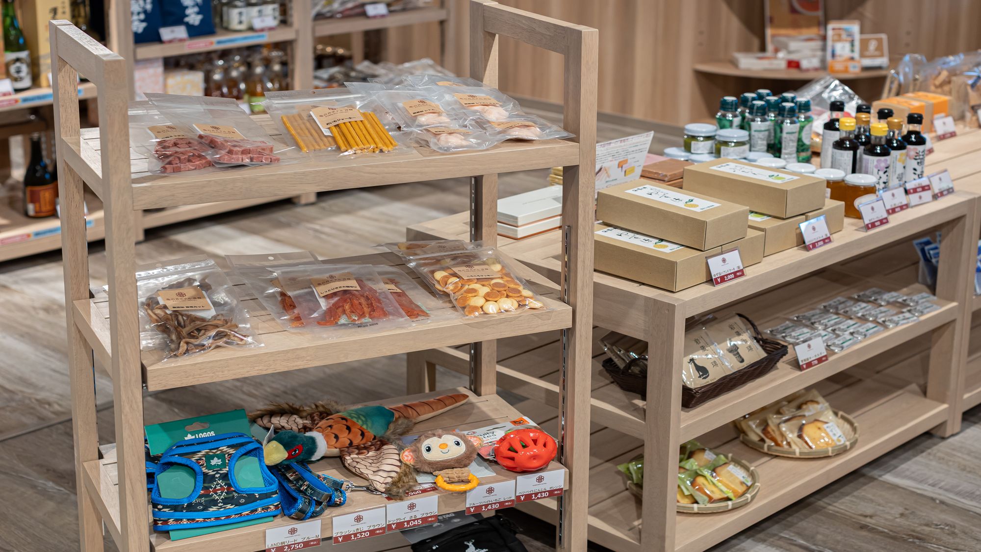 売店　豊富な品揃えの売店には、地元産のタオルや地酒、わさび、銘菓などを多数取り揃えております。