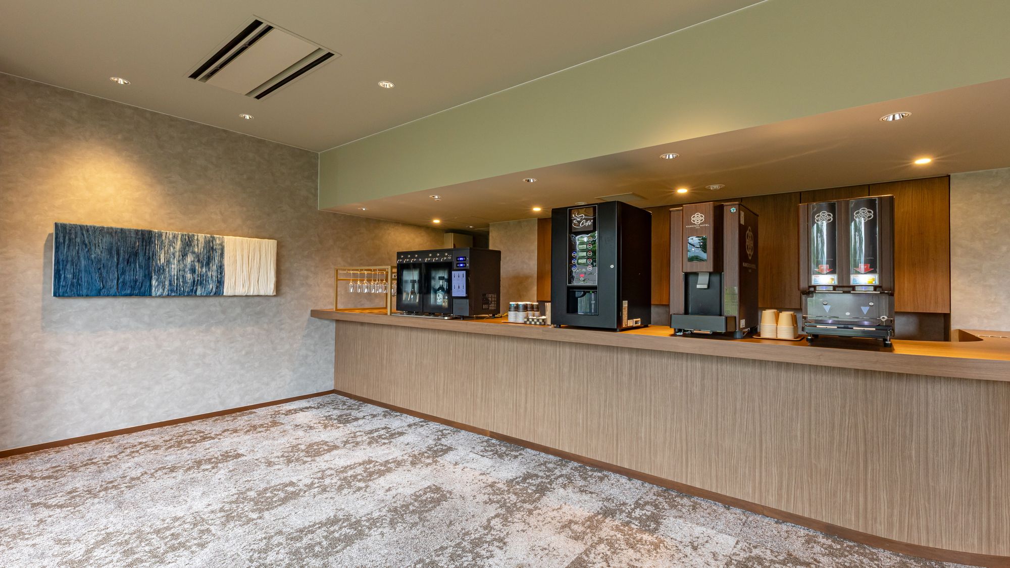 ラウンジ　営業時間8:00〜11:00 14:00〜21:00（アルコールは午後のみとなります）