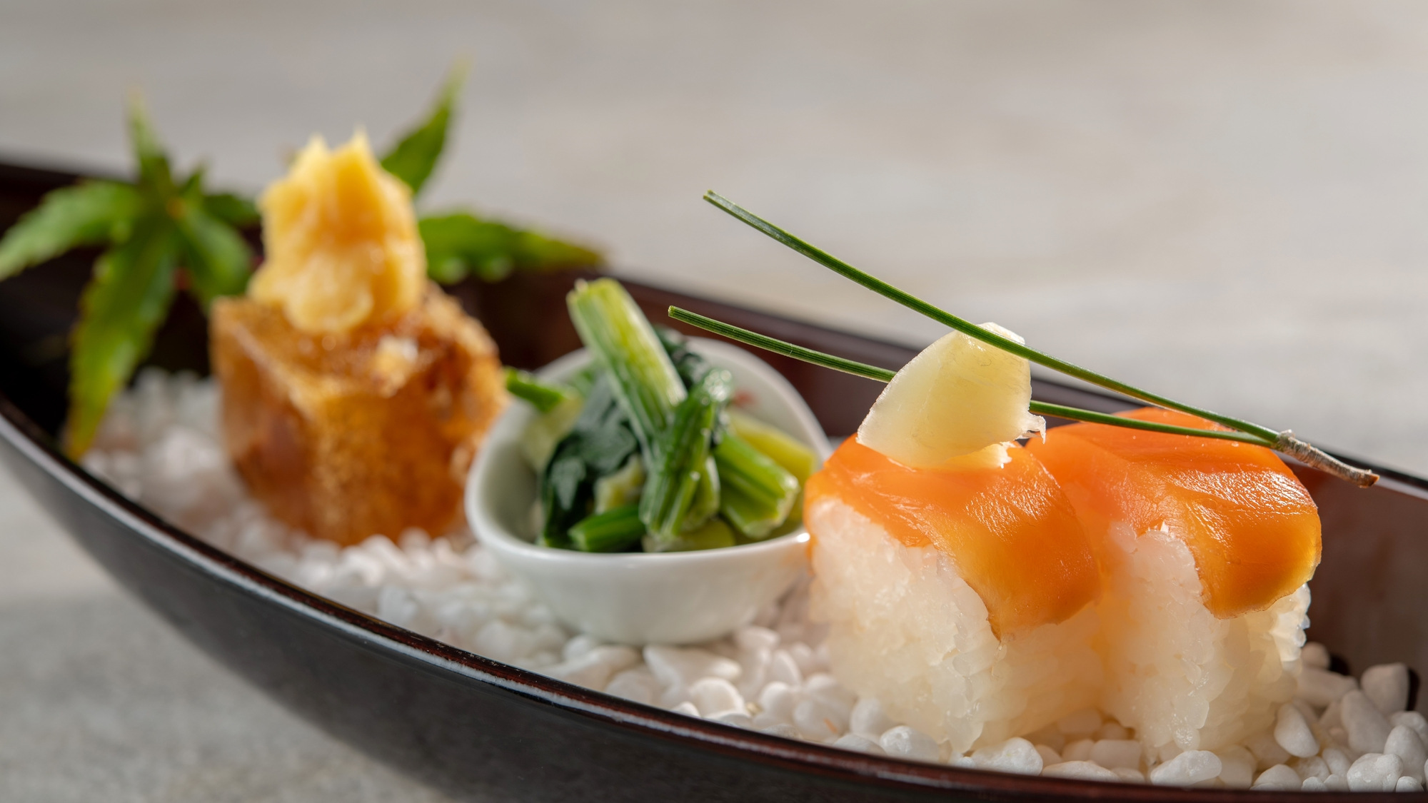 【土地の恵み会席】春（2026年3月～5月）前菜 鱒小袖寿司 穴子煮凝り　白ごま味噌 明日葉お浸し