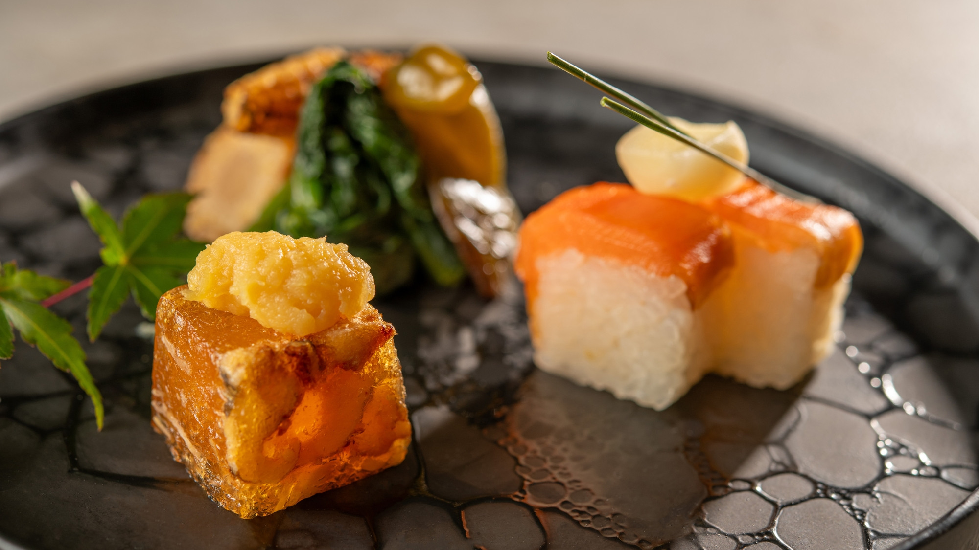 【極み/特別会席】春（2026年3月～5月）前菜 鱒小袖寿司 穴子煮凝り 野菜煮浸し 明日葉お浸し