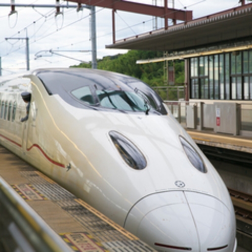 【ロイヤルステーションプラザ】ホテルより徒歩１分”出水駅”を通過する九州新幹線
